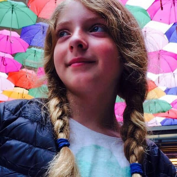 Es toda una jovencita, ya tiene 14 años y se parece mucho a su guapa madre.