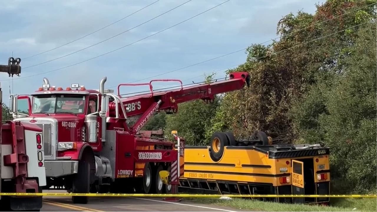 Accidente en Polk: Autobús escolar con estudiantes a bordo se vuelca y deja dos muertos