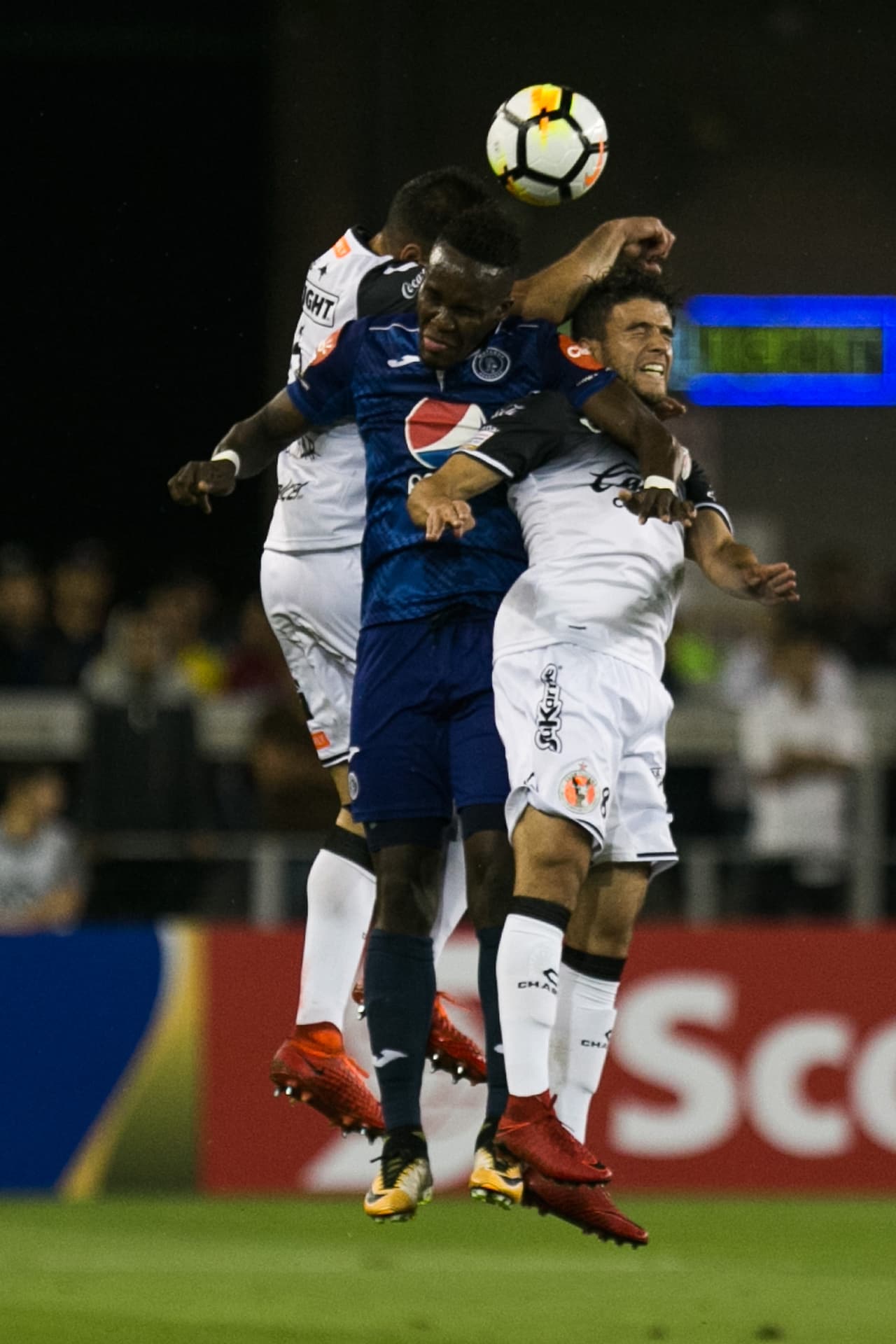 Por su parte, la escuadra centroamericana se tomaba confianza y tuvo, de hecho, la opción má clara que se fue por mala puntería.