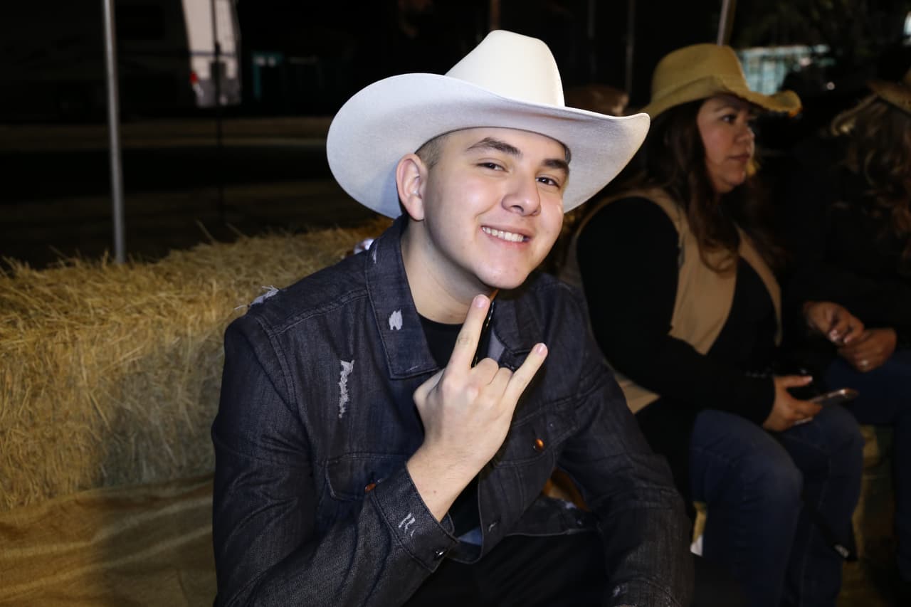 Su hermano menor,
<b> Johnny Lopez</b>, también hizo acto de presencia con todo y tejana.