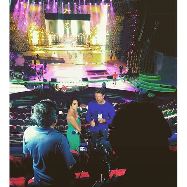 Gabriel Soto también estaba en el ensayo muy atento a las indicaciones y con todo el entusiasmo del mundo. Los últimos detalles se están afinando para que sea una noche espectacular.