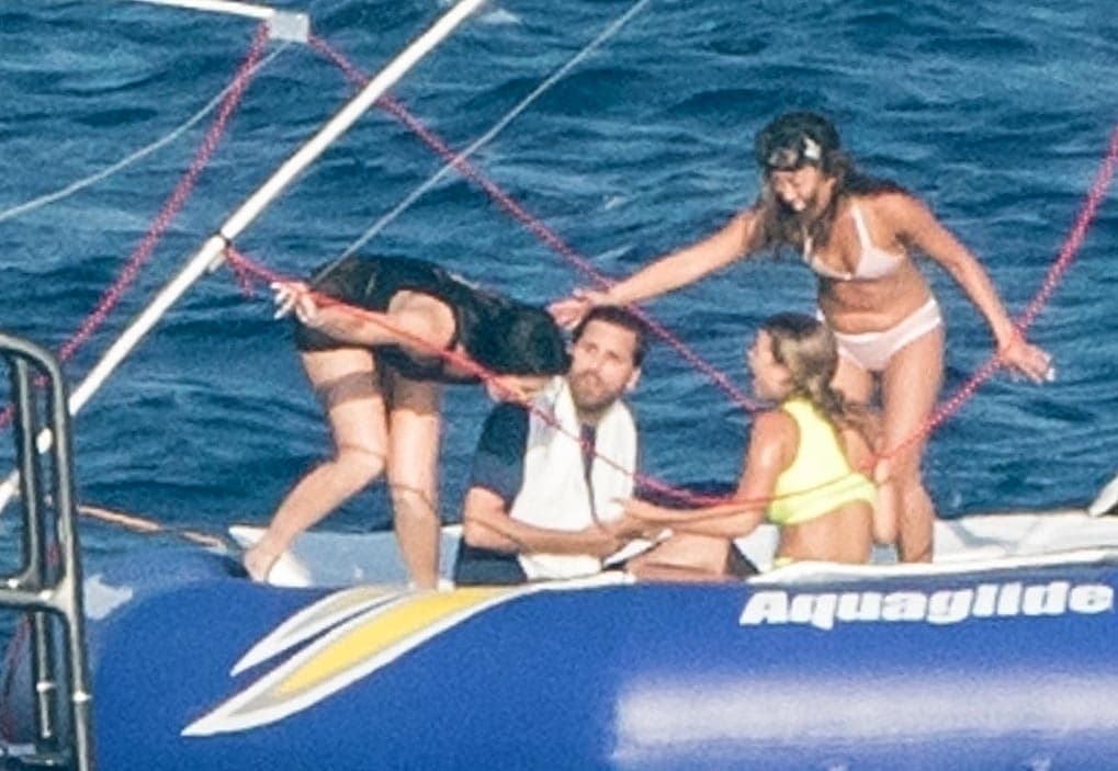 En la travesía, Kylie también es acompaña por 
<b><a href="https://www.univision.com/entretenimiento/chismes/scott-disick-sale-de-fiesta-con-sofia-richie-video" target="_blank">Scott Disick y su pareja Sofía Richie</a></b>. En este bote, ellos hicieron gala de sus habilidades para lanzarse al mar.