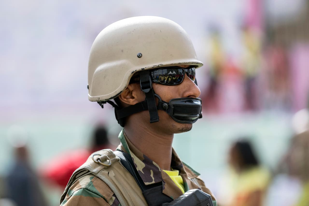 Un soldado usa el protector de barbilla de su casco como protección contra el covid-19 en Addis Abeba, Etiopía. 15 de marzo.
