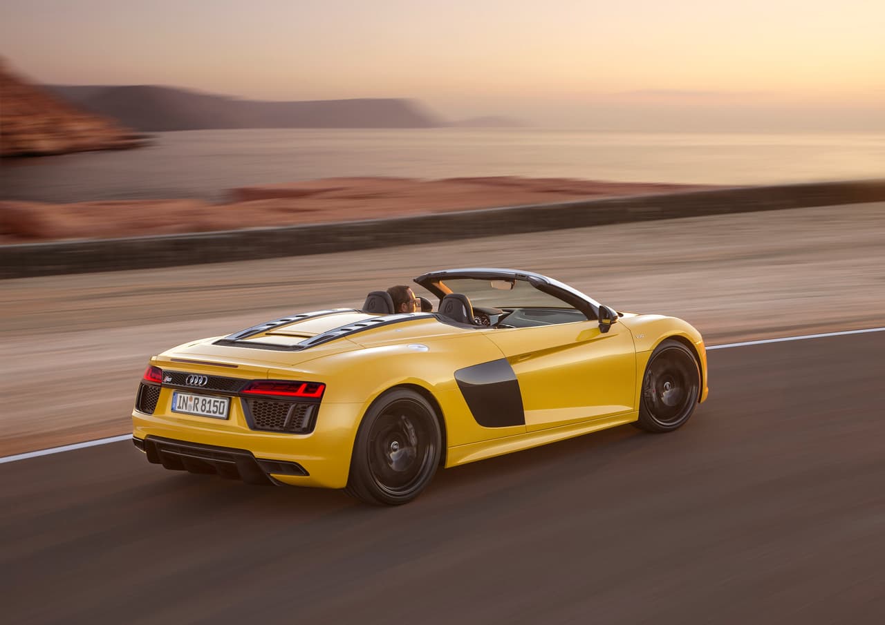 Según señala Audi, más allá de equipamiento de serie los clientes tienen un alcance casi ilimitado para adaptar el interior y el exterior del R8 Spyder 2017 a sus preferencias