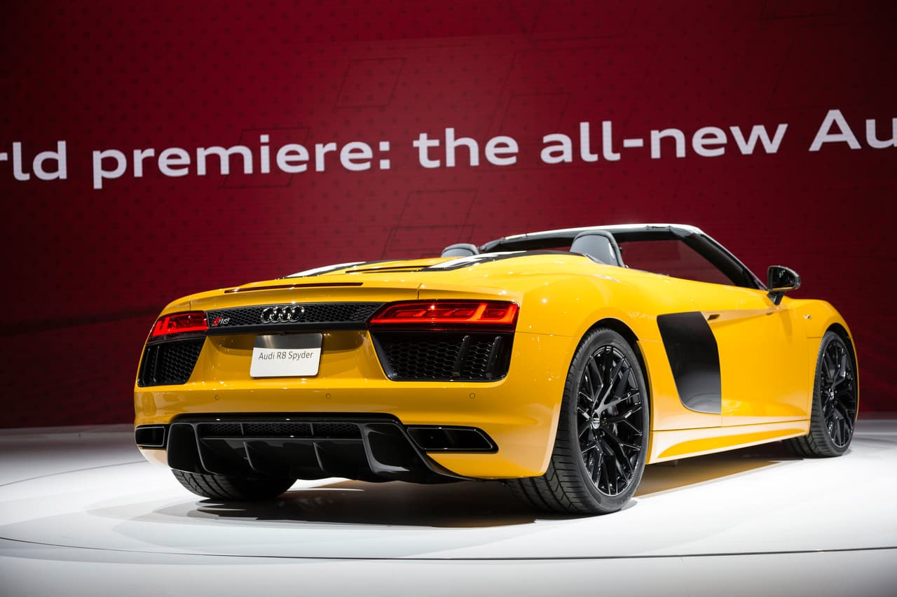 Los esfuerzos de Audi para mantener el peso del vehículo se expresan en la elección de los materiales: además de la lona del techo, ha utilizado fibra de carbono y aluminio