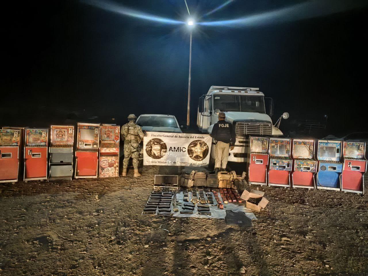 Por otro lado, elementos de la Secretaría de Marina y de la Agencia Ministerial de Investigación Criminal hallaron 
<b>dos camiones en aparente estado de abandono en el área denominada El Arenoso</b>, en el municipio de Altar.