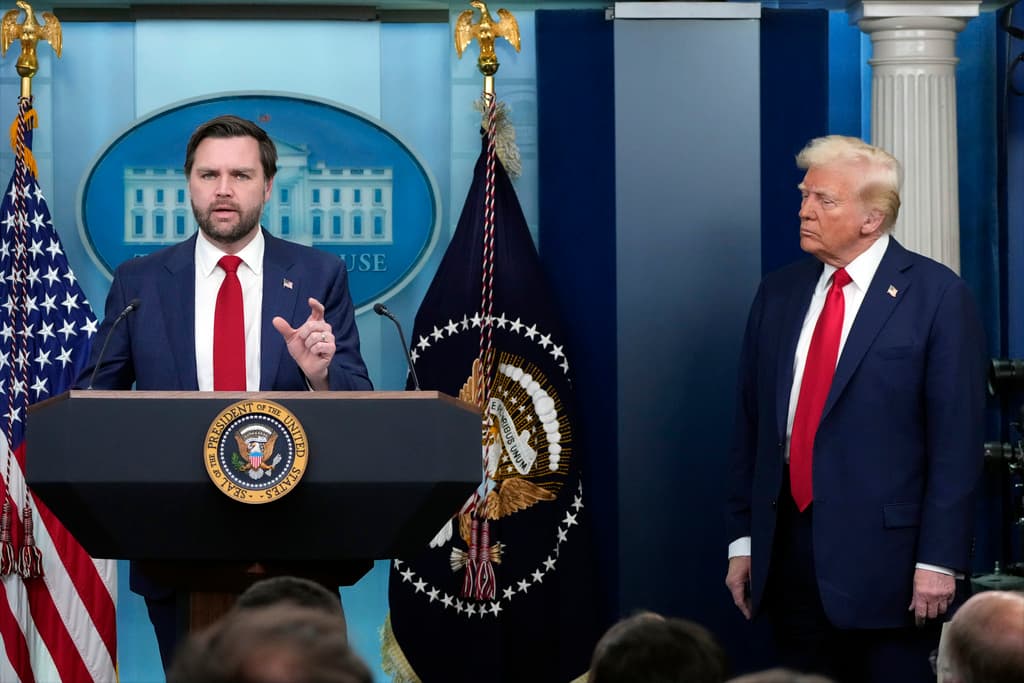 El presidente Trump escucha las declaracines de su vicepresidente, JD Vance, en la Casa Blanca.