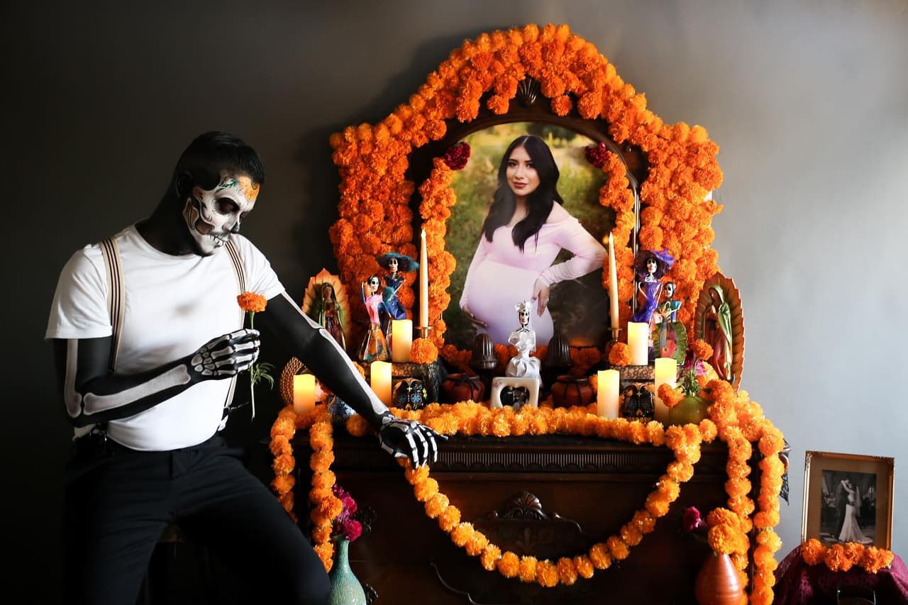 Como muchas familias en Los Ángeles, James también preparó sus ofrendas para su esposa y desde ya documenta la tradición para que la pequeña Adalyn Rose nunca olvide a su madre.
<br>Foto por: Vanessa Marie Carbajal /
<a href="https://www.instagram.com/carbajalphoto/?hl=en" target="_blank">@Carbajalphoto </a>