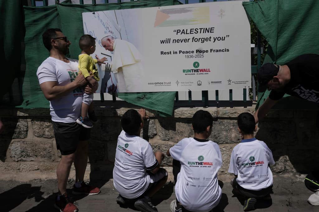 <h3 class="cms-H3-H3">"Descansa en paz papa Francisco. Palestina nunca te olvidará"</h3>
<br>
<br>Un grupo de niños frente a una pancarta que muestra la imagen de Francisco en Belén, Cisjordania. Fue durante la actividad "Run the Wall" para concienciar sobre la situación de los palestinos en Gaza y Cisjordania.
