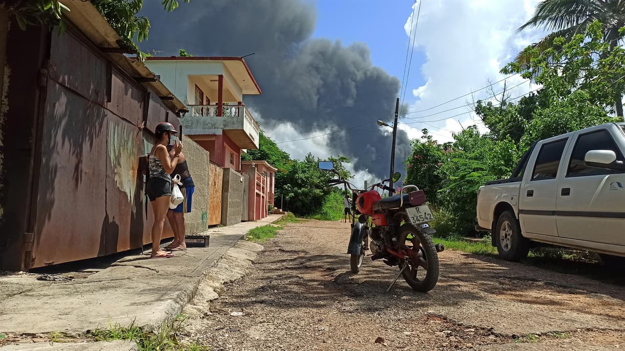 "La tapa del tanque 3 acaba de colapsar después de que el aire hizo un gran giro del nordeste", informó en su página de Facebook, el gobierno Provincial del Poder Popular en Matanzas, ciudad ubicada a 105 kilómetros de La Habana.