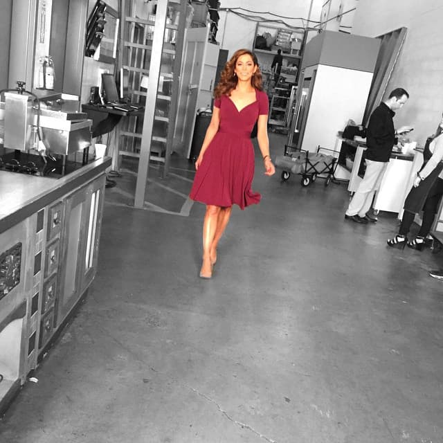 Con vestidos vaporosos o cualquier tipo de prenda, Lourdes saber cuál es su mejor ángulo.