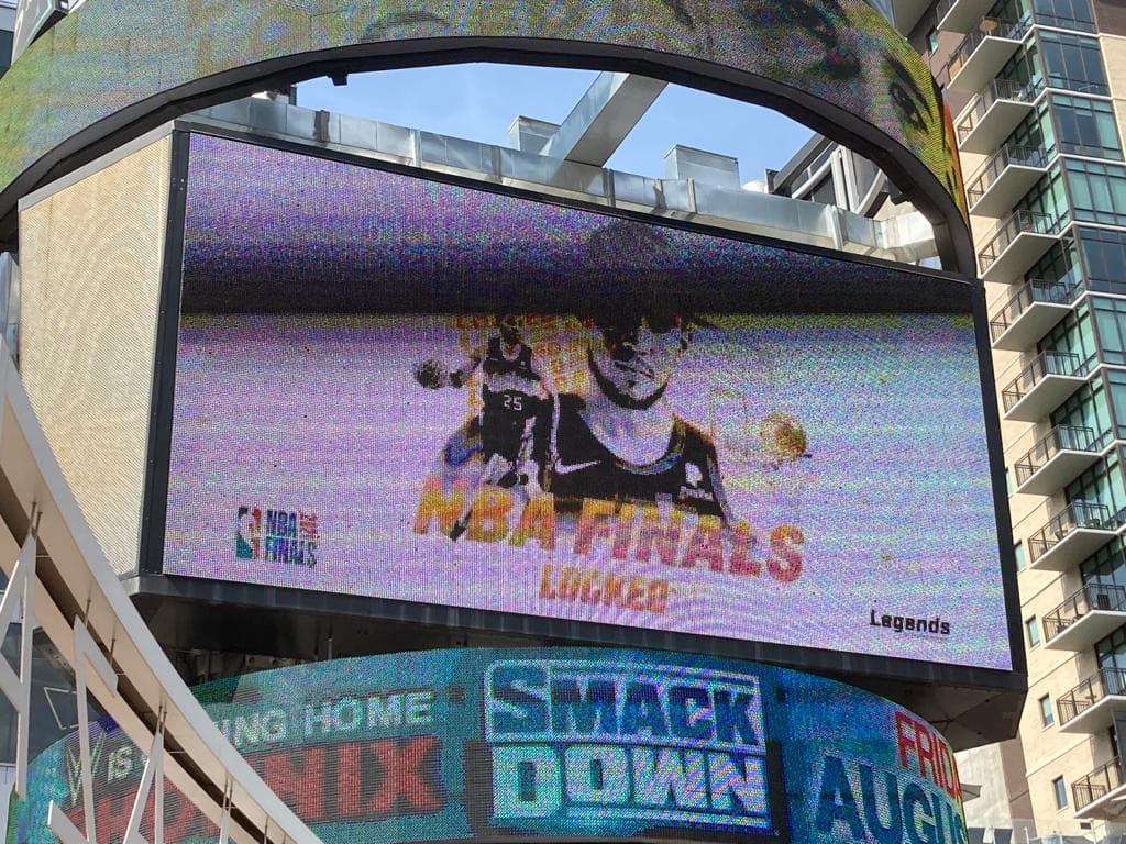 Pantallas eléctricas gigantes anuncian las finales de la NBA en la que los Phoenix Suns buscan hacer historia.