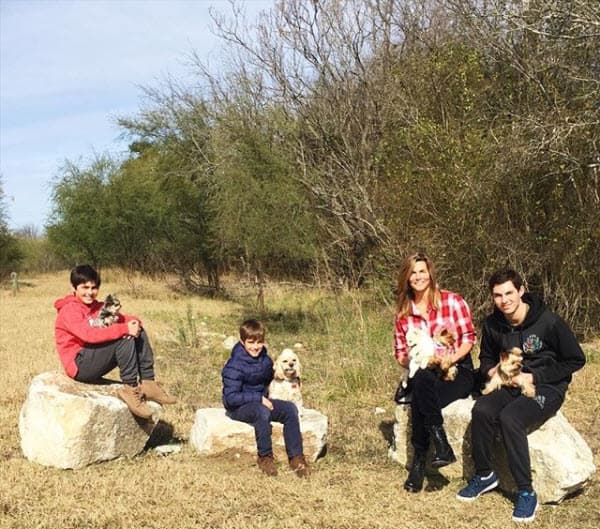 Por eso cuando se reúne con sus familiares las lleva para que convivan con ellos: "Nada como la naturaleza, los perros y la familia", escribió en Instagram.