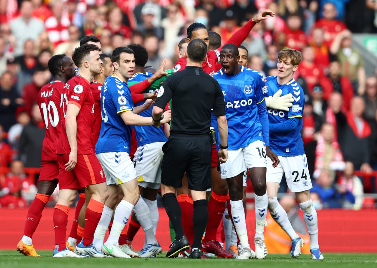 Liverpool derrotó al Everton gracias a los goles de Andrew Robertson y Divock Origi.