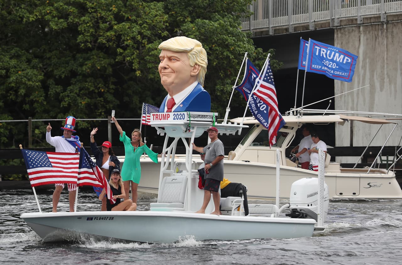 Cientos de seguidores de Donald Trump salieron el sábado en un desfile de botes, para mostrar su apoyo al presidente, quien el viernes en la madrugada informó que dio positivo al coronavirus.