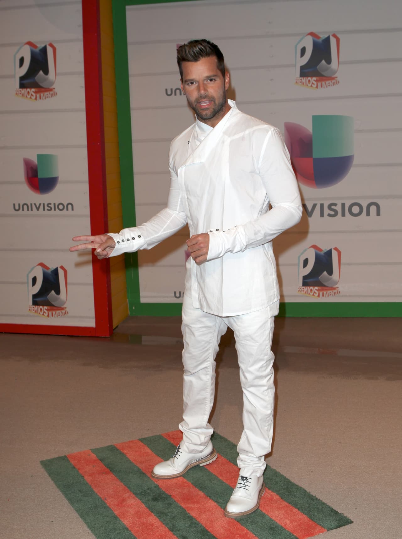 Hace unos años lo vimos llegar así a una de las alfombras de Premios Juventud y no hay diferencia con el Ricky de ahora.