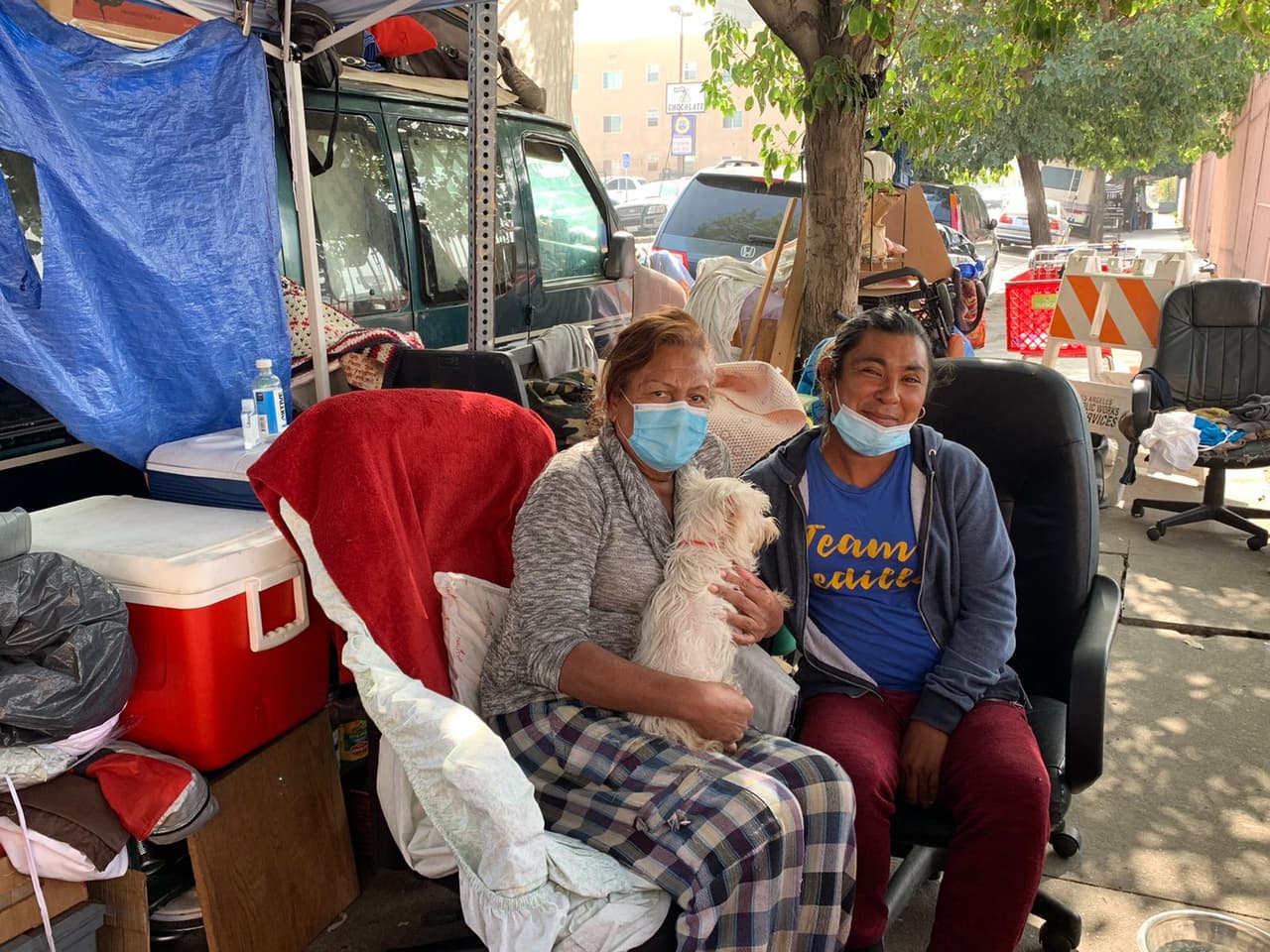 Desamparados ayudando a desamparados en medio de la crisis de coronavirus en Los Ángeles