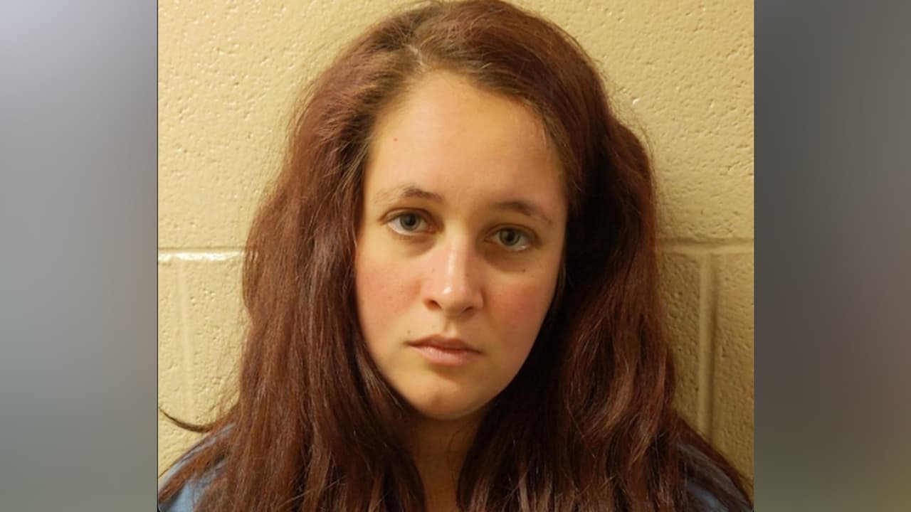 Una mujer es arrestada por presuntamente matar a su hijastro de 3 años al que atragantó con toallitas húmedas para bebé
