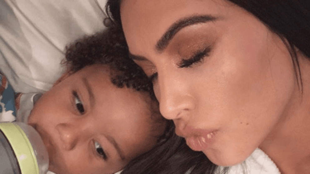 En la conversación con ET, Kim también comentó que 
<b><a href="https://www.univision.com/famosos/kim-kardashian-explica-por-que-ya-no-quiere-tener-mas-hijos-con-kanye-west-fotos">mantiene alejados a sus hijos</a></b> en lo relacionado a su salud porque aún son muy pequeños. North tiene 6 años, Saint 3, Chicago 1 y 
<b><a href="https://www.univision.com/famosos/kim-kardashian-revela-que-estaba-borracha-cuando-se-le-escapo-que-esperaba-su-cuarto-hijo-fotos">Psalm 4 meses.</a></b>