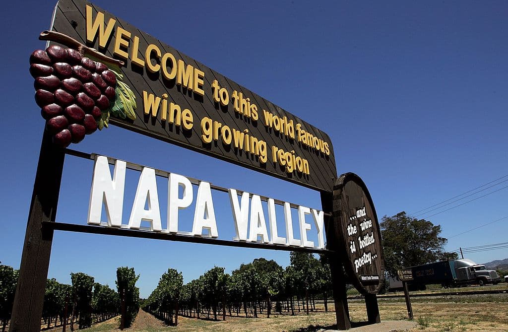 La icónica señal de bienvenida a Napa Valley, que se ha convertido en un destino turístico muy popular en las redes sociales, podría ser reubicada debido a preocupaciones de seguridad.