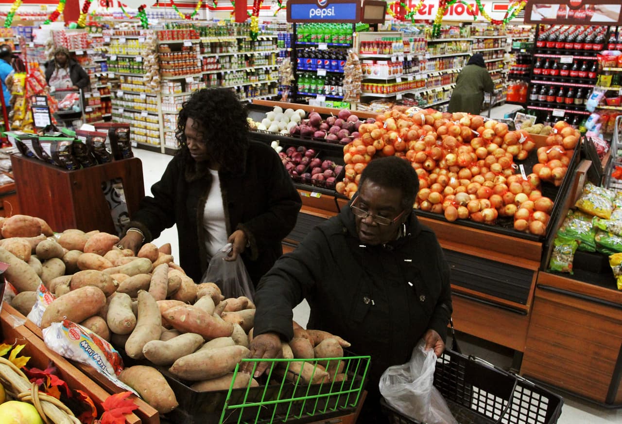 Algunas personas se preparan para la tormenta comprando alimentos adicionales, como Alice Bryant y Shirley Howard, residentes de New Bern, Carolina del Norte.