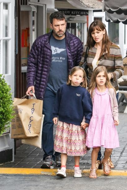 Ben es el que se nota más incómodo.