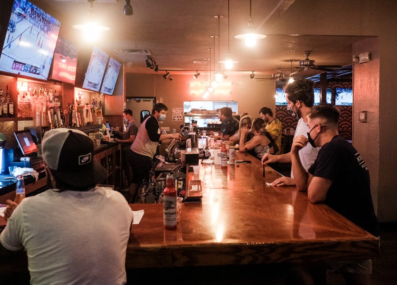 Según los médicos de Illinois, la actividad una de las actividades más riesgosas en medio de la pandemia es cenar adentro de en un restaurante/ bar, especialmente si no lleva máscarilla o si no hay distanciando social.