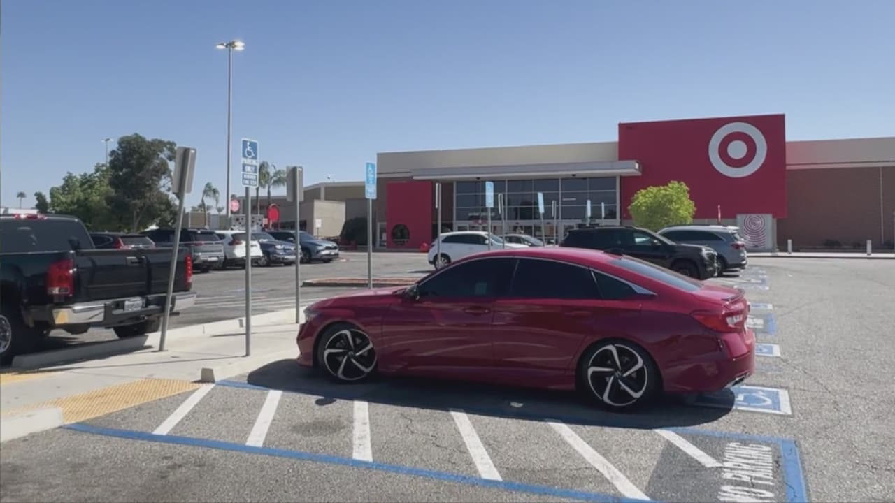 Arrestan a sospechoso por homicidio luego de apuñalar a un hombre dentro de una tienda en Valley Plaza Mall