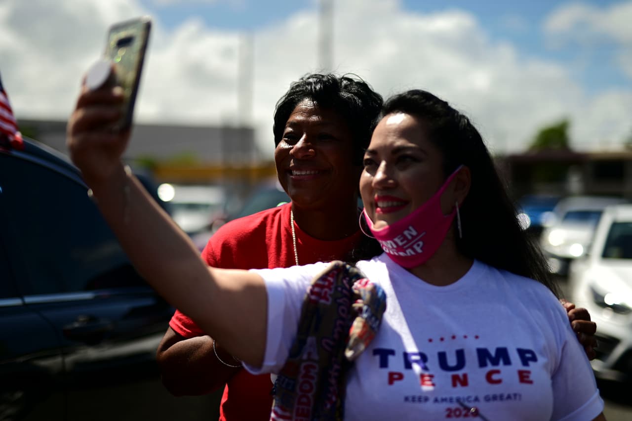 La conservadora senadora Venegas y Frances Lee, quienes apoyan la candidatura del actual presidente, posan momento antes de salir.