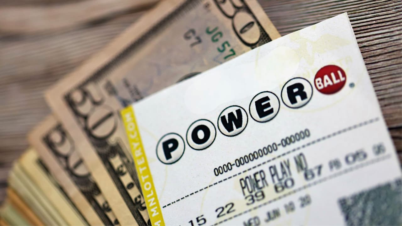 <h3 class="cms-H3-H3">Cómo se juega Powerball 💡</h3> Para jugar Powerball 
<b>se eligen cinco números del 1 al 69 y un número Powerball del 1 al 26.</b> 
<br>Cada jugada 
<b>cuesta 2 dólares en Texas</b>. 
<br>El Power Play, por 1 dólar adicional, 
<b>multiplica premios menores.</b> 
<br>Para ganar el premio mayor, 
<b>es necesario acertar los seis números.</b>