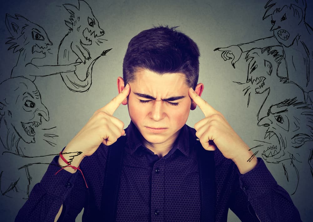 Este mes de Escorpión, un signo muy compatible contigo y de tu mismo elemento, agua, estarás con tu intuición a flor de piel. Sin embargo, como Neptuno, tu regente, sigue retrógrado, ten mucho cuidado si se te acerca algún compañero con una proposición ilícita pues te complicarías legalmente y podrías perder tu empleo. Mantén distancia con los tramposos. Tu capacidad laboral es alta y tu resistencia física también. Podrás enfrentar exitosamente cualquier tarea que se te presente y realizarlas a la perfección.