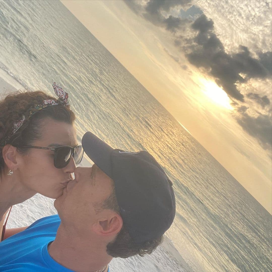 El amor entre Alan Tacher y Cristy Bernal cada vez es más sólido y, otra vez, los vimos dándose un tierno beso al atardecer.