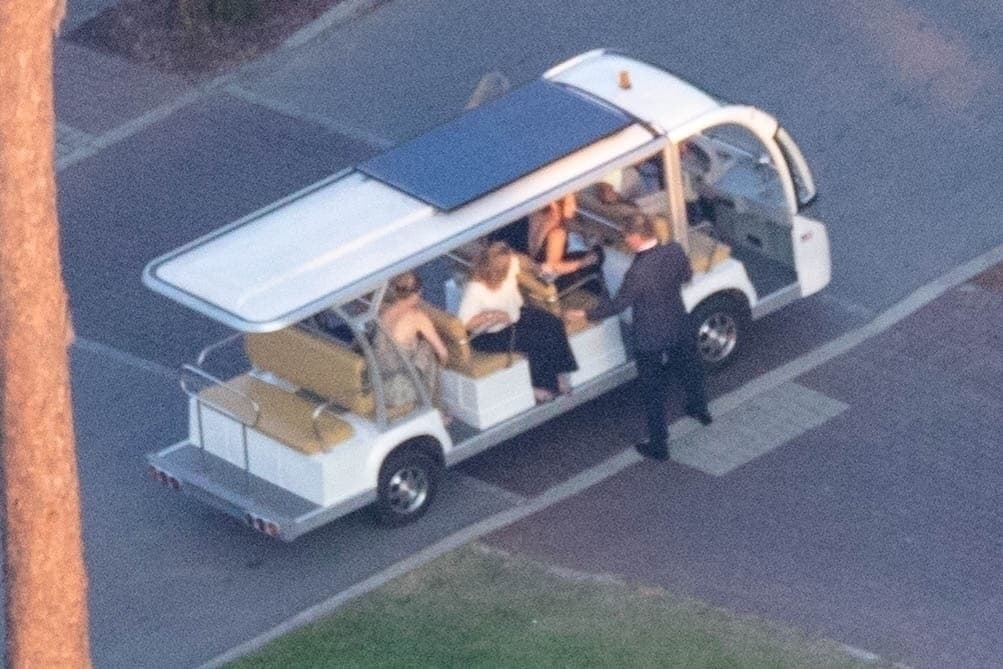 <b><a href="https://people.com/music/justin-bieber-hailey-baldwin-must-see-wedding-photos/?slide=7331312#7331312" target="_blank">People</a></b> reportó que las botellas fueron adornadas con 
<b>9,682 cristales </b>de Swarovski y tardaron 16 horas en decorarse.