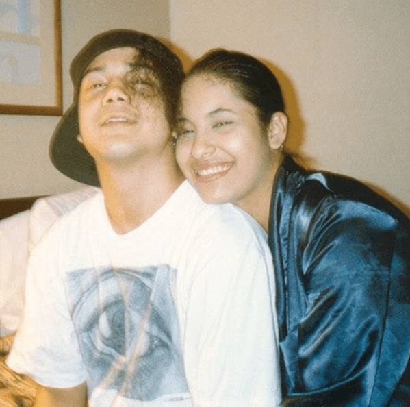 En 1992 se casó en secreto con el guitarrista de su banda, Chris Pérez, sin la aporbación de su padre, que tiempo después terminó por aceptar esta relación.