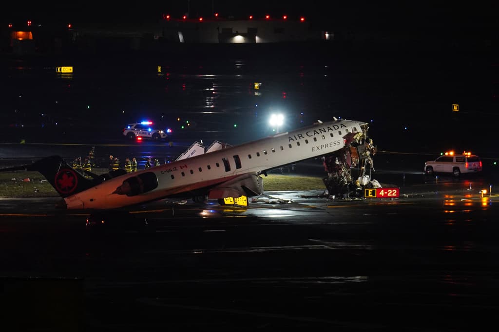 Así quedó el avión de Air Canada en la pista tras chocar con un vehículo de extinción de incendios de la Autoridad Portuaria.