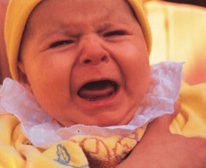 Gripe: Cuando comienza la temporada de la gripe las madres tiemblan. Sólo el hecho de pensar en un bebé afiebrado espanta, en especial en el caso de la gripe. Esta enfermedad se transmite por el virus de la Influenza. Existe una vacuna y es muy recomendada en bebés. Síntomas: son muy amplios. Fiebre, catarro, cansancio, tos seca, irritación, dolor en la garganta y los ganglios inflamados.