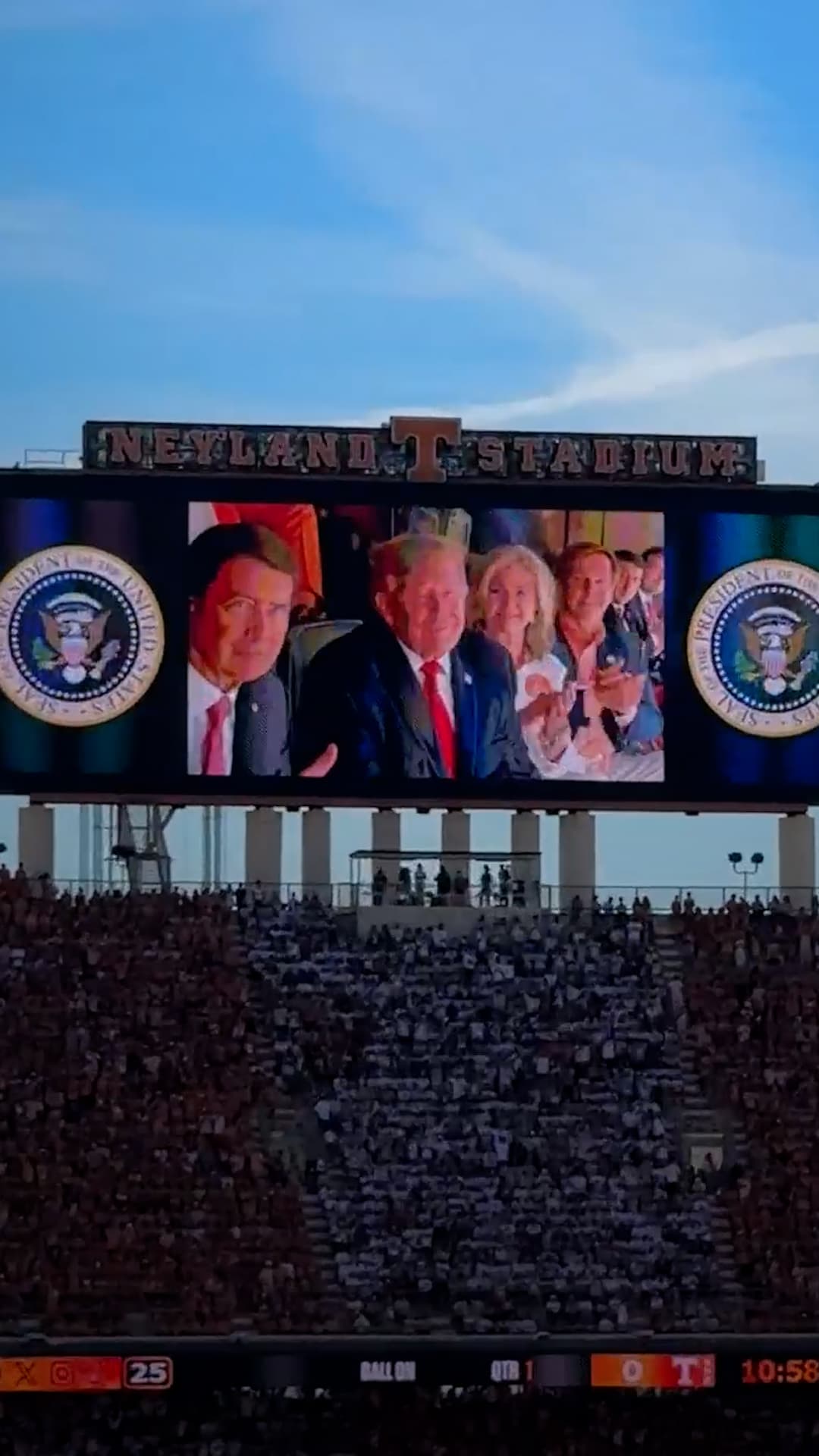 Vitorean a Trump durante Partido en Tennessee