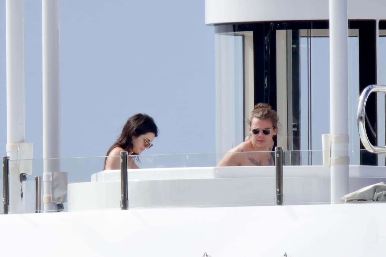 Así fueron captados por los paparazzi mientras vacacionaban y disfrutaban del sol.