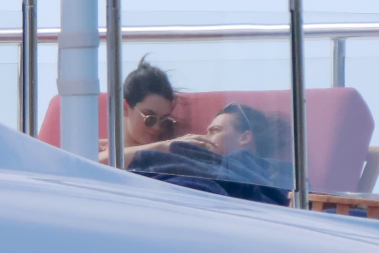 Checa nada más la mirada pícara que Kendall le lanzó a Harry.