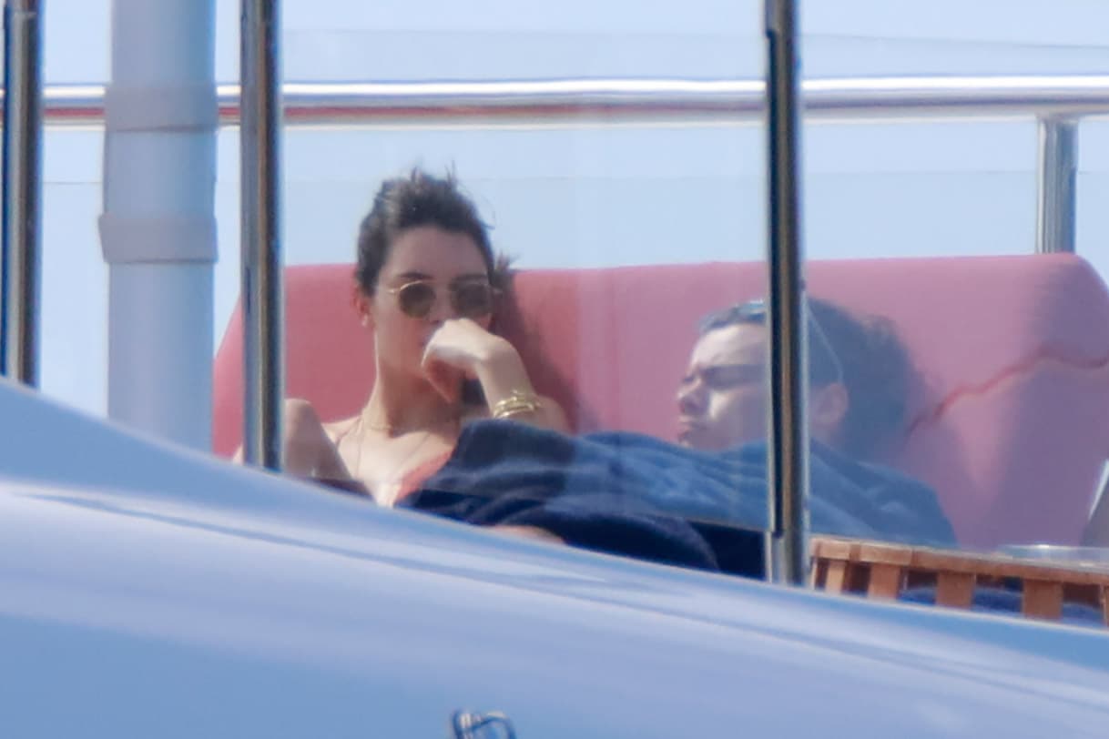 Kendall se veía muy pensativa mientras Harry tomaba una siesta bajo el sol.