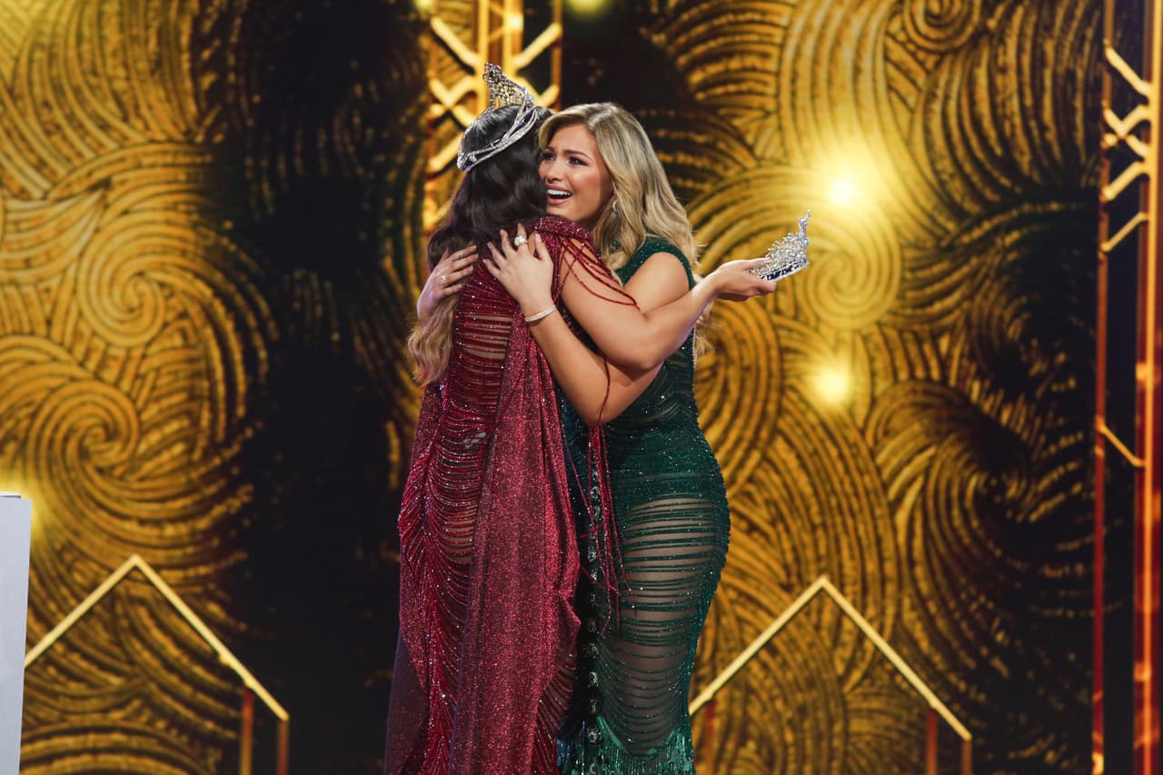 Enseguida Migbelis se acercó a Clarissa Molina, la encargada de coronarla.