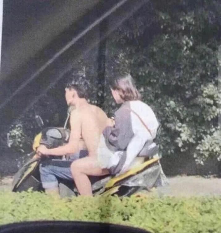 Esto sí que es raro. ¿Ir desnudo en bicicleta? No si te fijas bien. En realidad, el hombre va sin camiseta y la mujer, con una falda o un pantalón que deja sus piernas al aire.