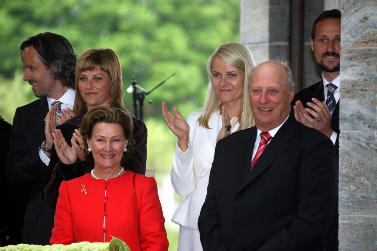 El rey Harald y su esposa, la reina Sonja, emitieron 
<b><a href="https://www.kongehuset.no/artikkel.html?tid=175301&sek=112472" target="_blank">un comunicado </a></b>en el que lamentaron la muerte de Behn y resaltaron la buena relación que tenían con él: "Con gran tristeza, la reina y yo hemos recibido el mensaje del fallecimiento de Ari Behn". 
<br>