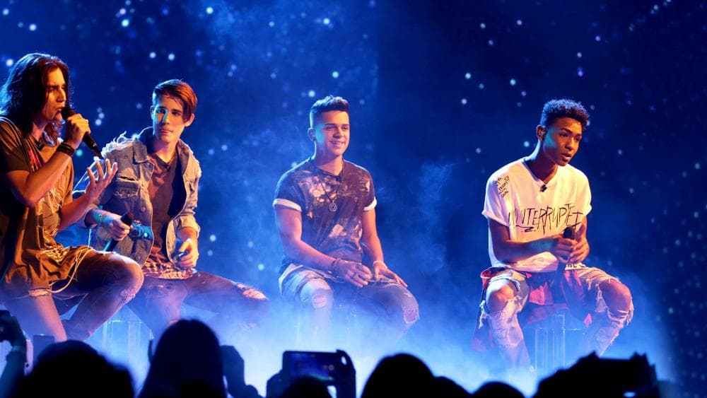 Pero no todo paró allí, junto a ellos se atrevió a cantar la bachata de Prince Royce "Moneda".