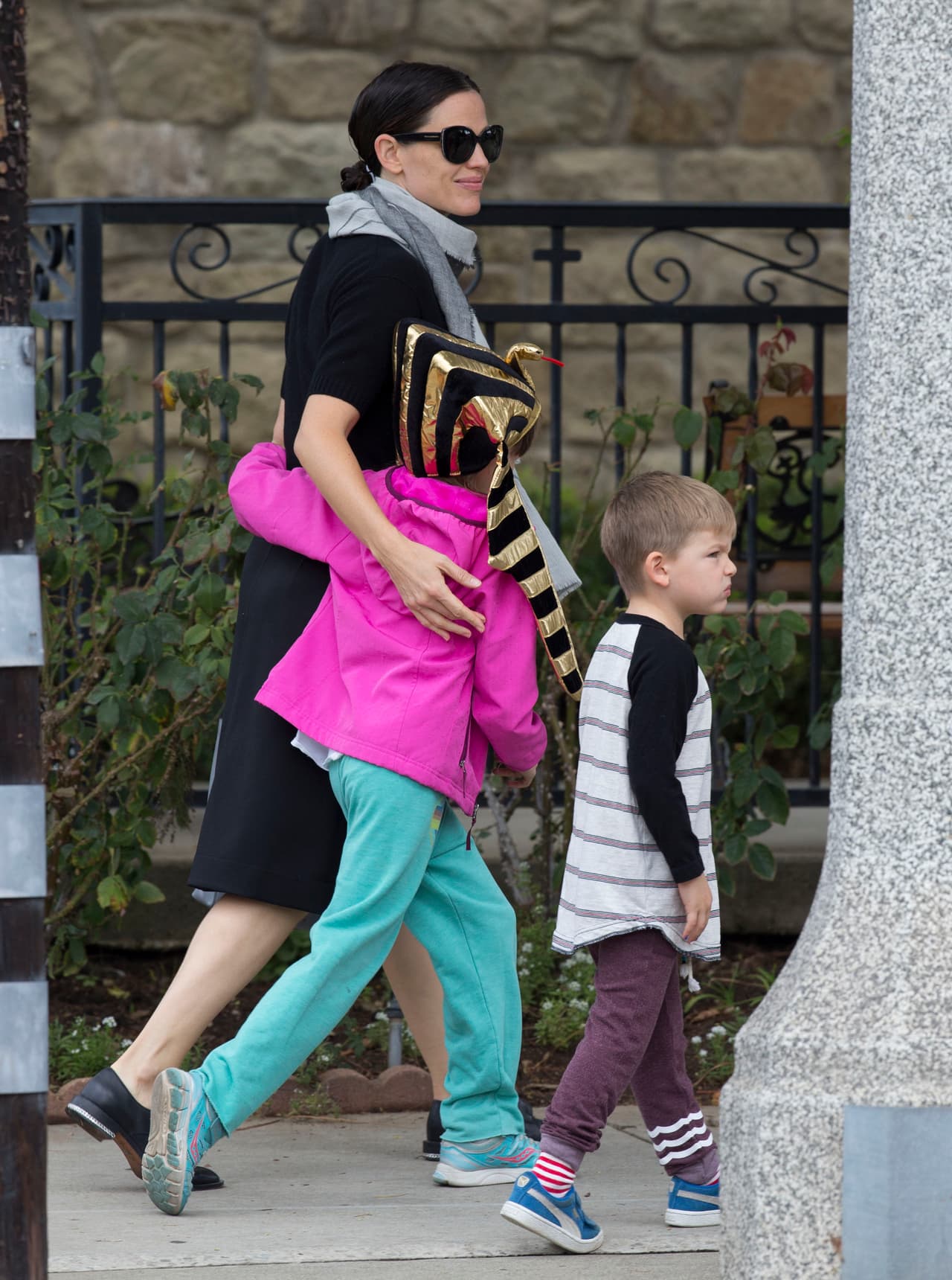 Al final Jen se fue con sus tres nenes.