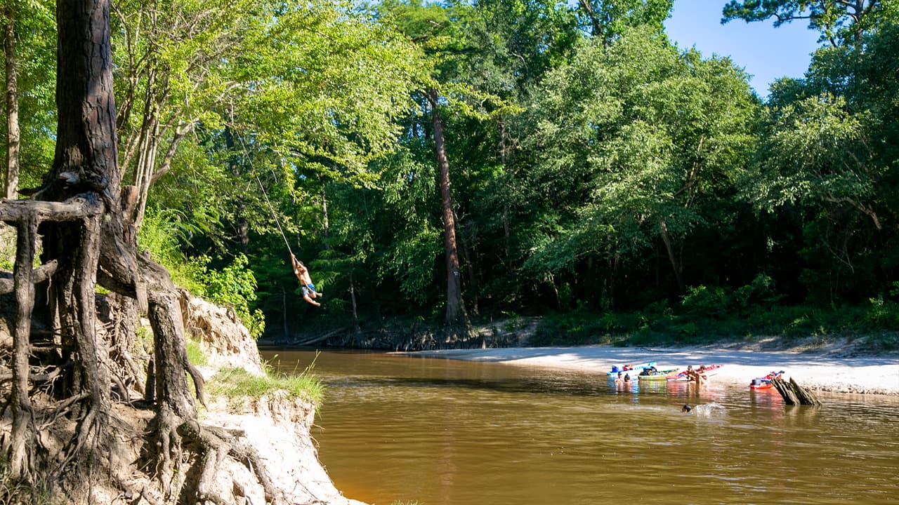 En Baby Galvez hay un área de playa, con arena blanca, donde las familias pueden tomar el sol, hacer un picnic o simplemente deleitar la vista con el paisaje de los alrededores.