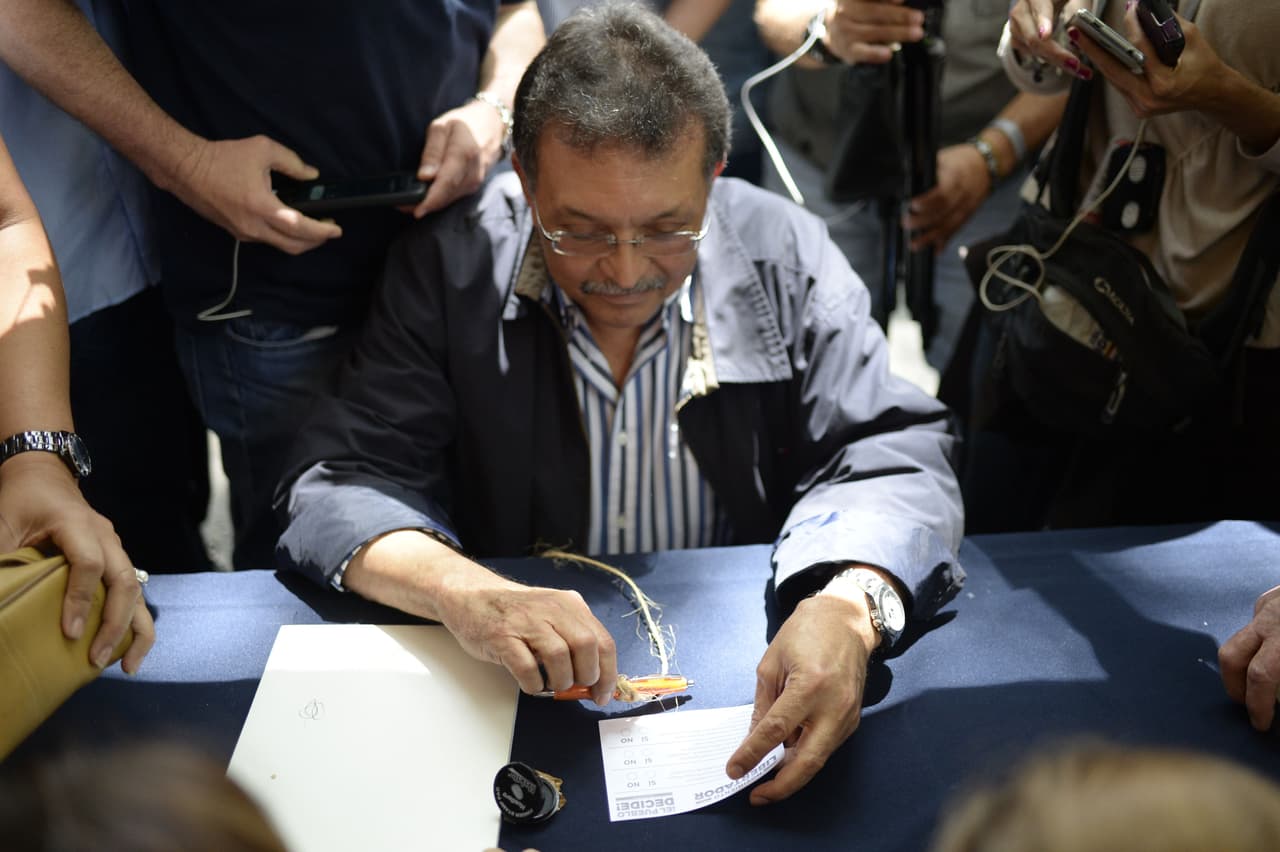 Seguidores de Chávez, descontentos con el gobierno actual, se sumaron al plebiscito. Es el caso del diputado oficialista y esposo de la Fiscal General de la República, Germán Ferrer, quien acudió a votar en lo que cree es "una demostración cívica" contra la convocatoria de Maduro.