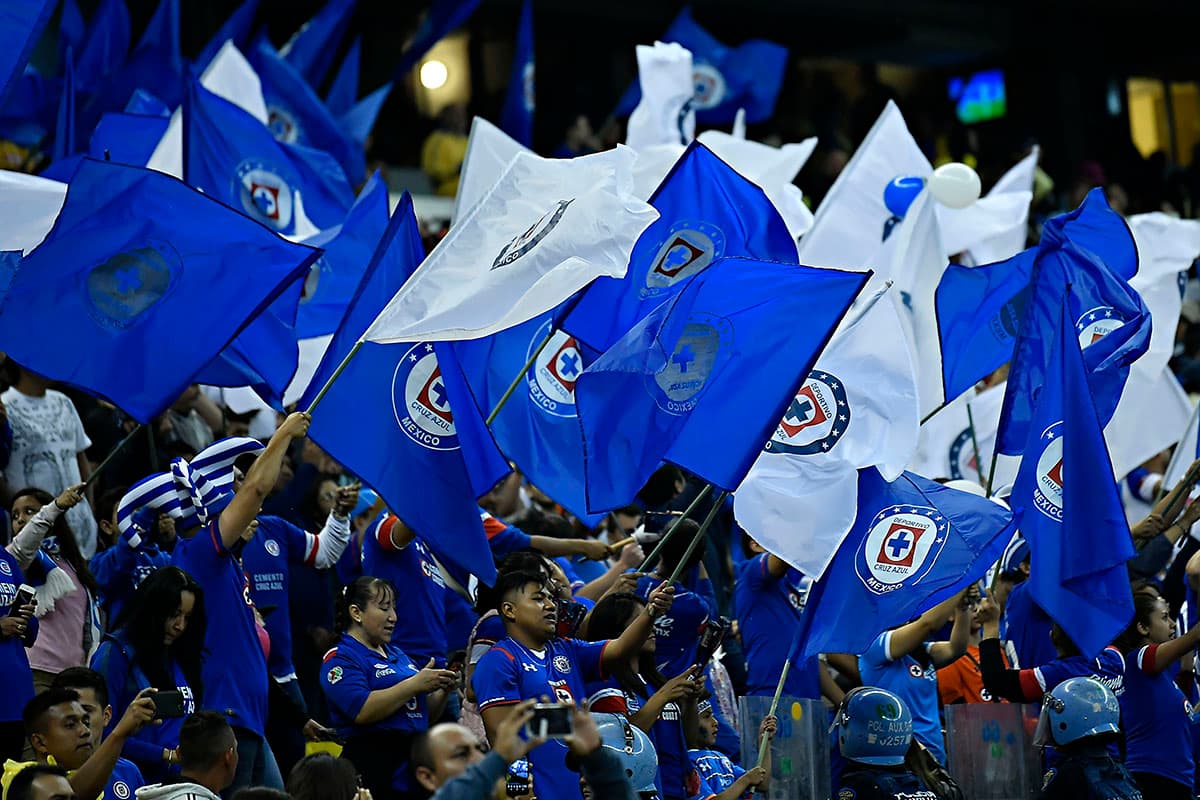 Con sus banderas, los fanáticos de Cruz Azul encendieron su propia fiesta en el Coloso de Santa Úrsula.