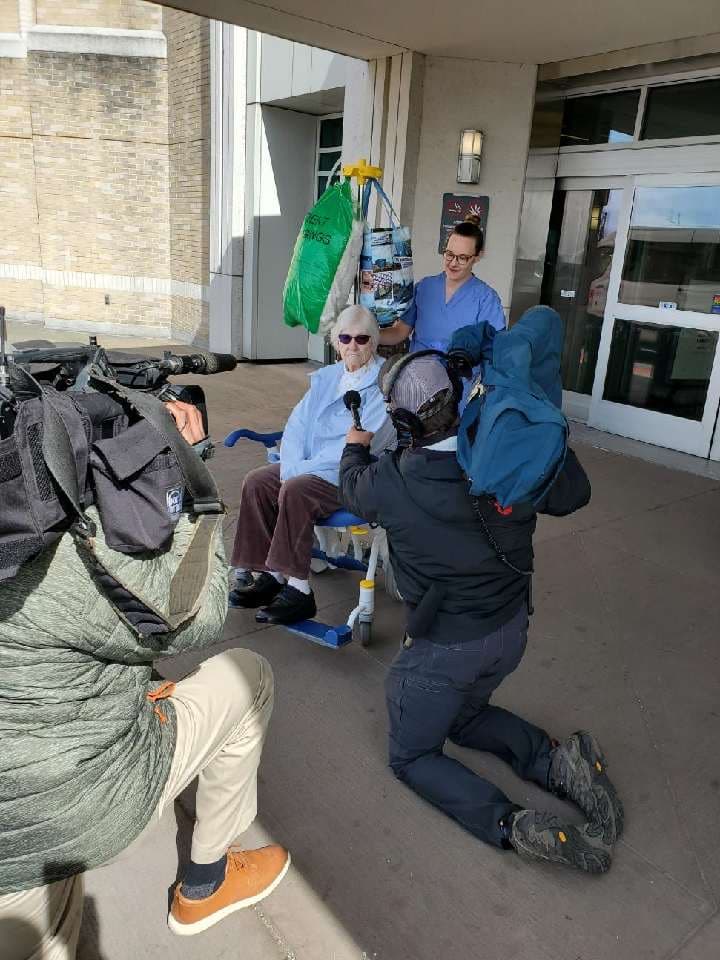 El día que abandonó el centro de salud "libre de coronavirus" para volver con su familia. "Tener este virus no es necesariamente una sentencia de muerte para los ancianos o para cualquiera", dijo Cami, la hija de Geneva. 
<b>La familia de Geneva recomienda "por amor a todas esas cosas y personas preciosas, quédese en casa".</b>