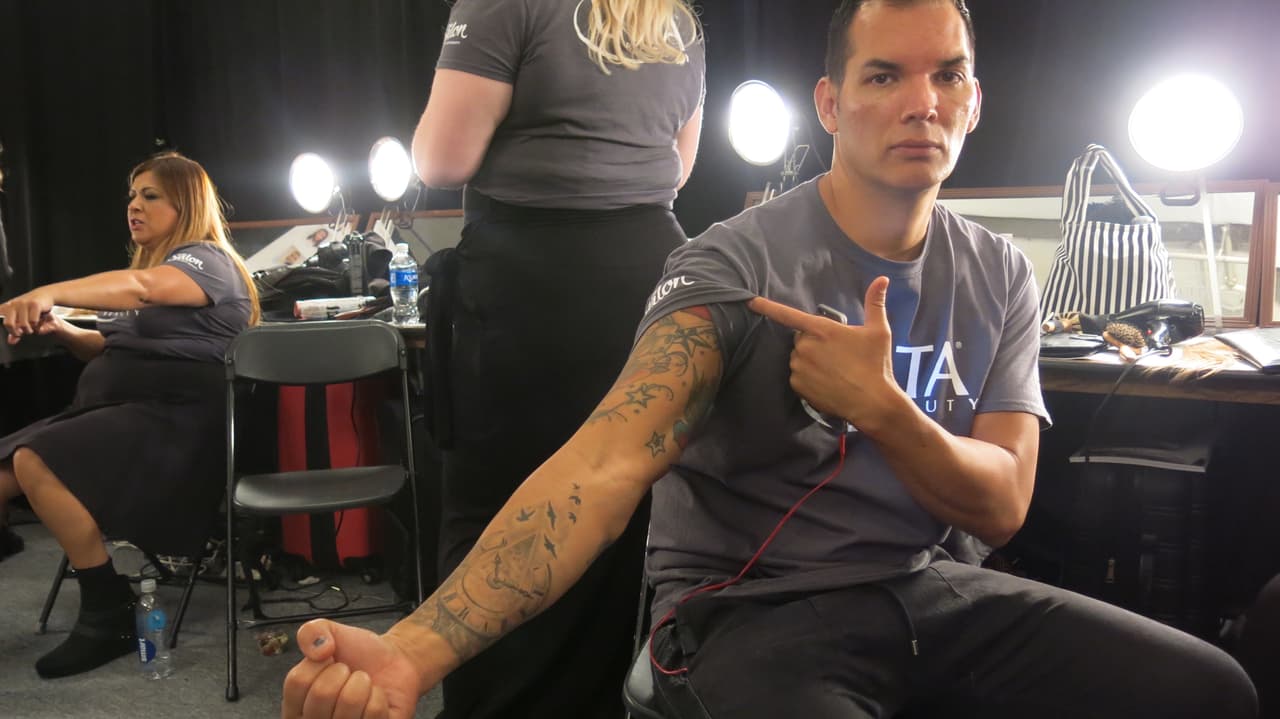 Los diseños en negro decoran el brazo de este estilista.